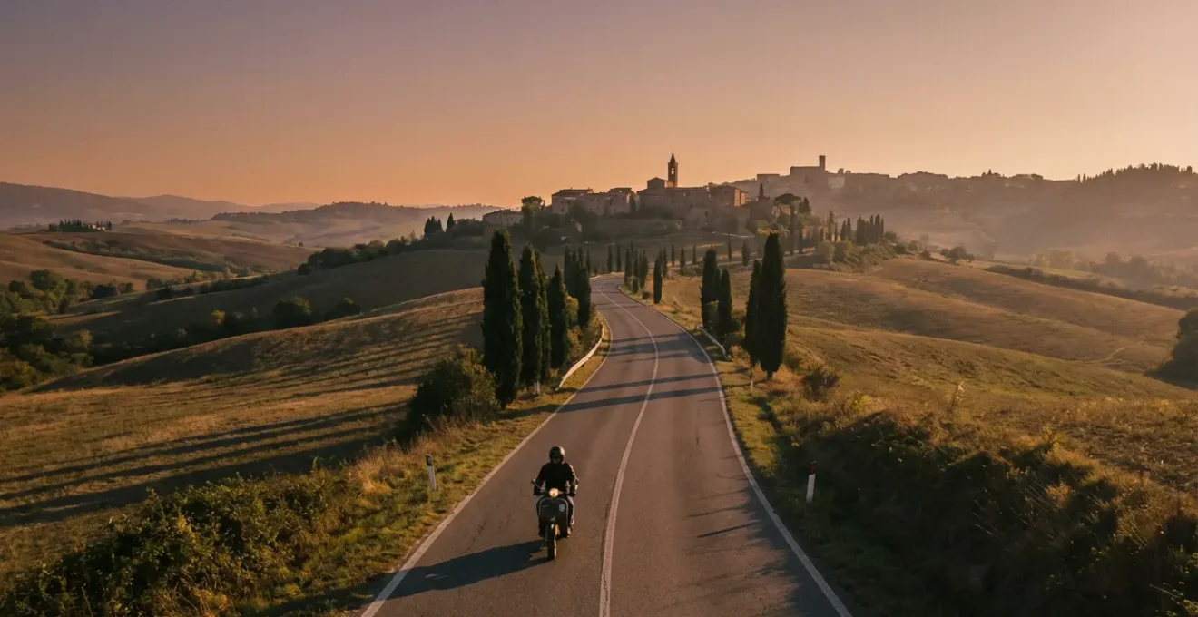 Motociclista su strada statale panoramica italiana con paesaggio rurale